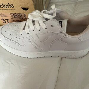Womens Victoria Sneaker size 37